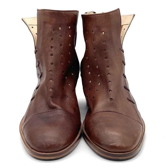 Journee Collection Ulima Leather Block Heel Bootie Walnut Brown Women’s Size 6 - Picture 9 of 16